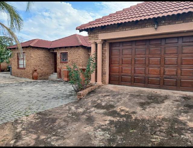 3 BEDROOM HOUSE FOR SALE IN KARENPARK